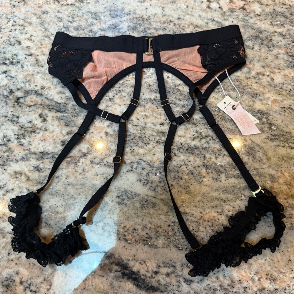 Free People HAH 4 way Gater Belt. Size XS. So sexy!!NWT